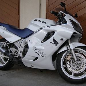 VFR750 RC36 in CBR600F4 skin