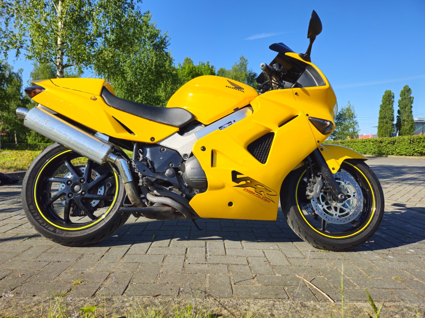 Yellow VFR800FI (2)